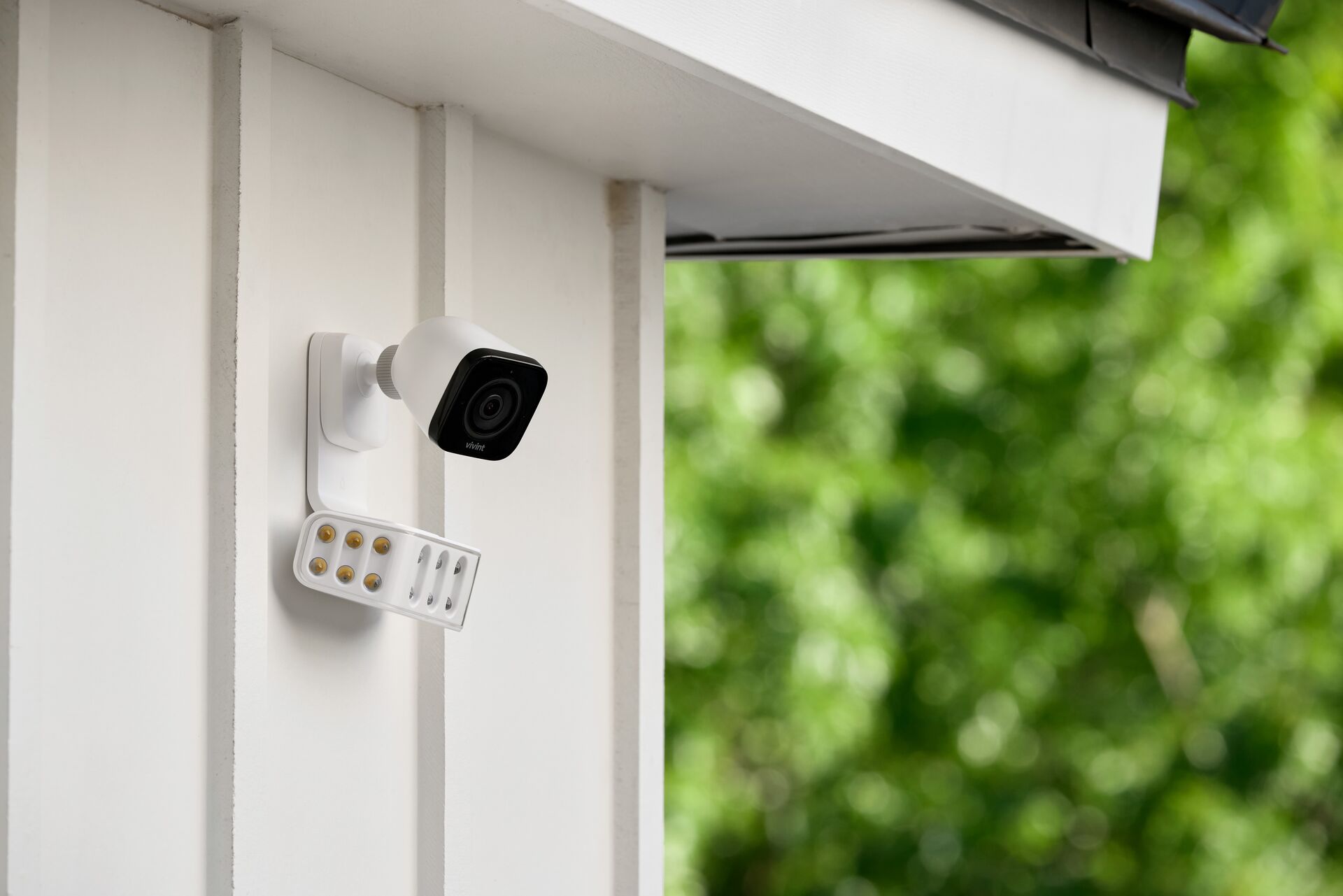 Indoor and outdoor wall-mounted smart security camera with high-speed motion detection